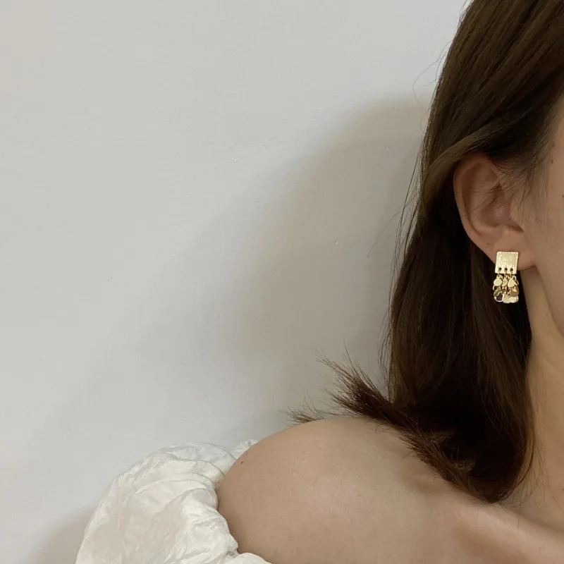 

Korea New Design Fashion Gold Color Square Tassel Disc Stud Earrings For Women Party Fashion Hypoallergenic Jewelery Accessories