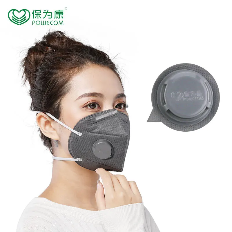 Gros plan sur le masque KN95 Powecom montrant les couches de charbon actif et l'élastique.
