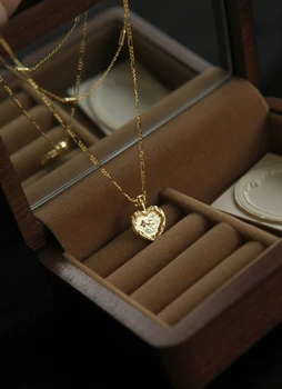 

Retro double-layer love necklace 18k gold-plated carved flying swallow love heart stacked necklace clavicle chain