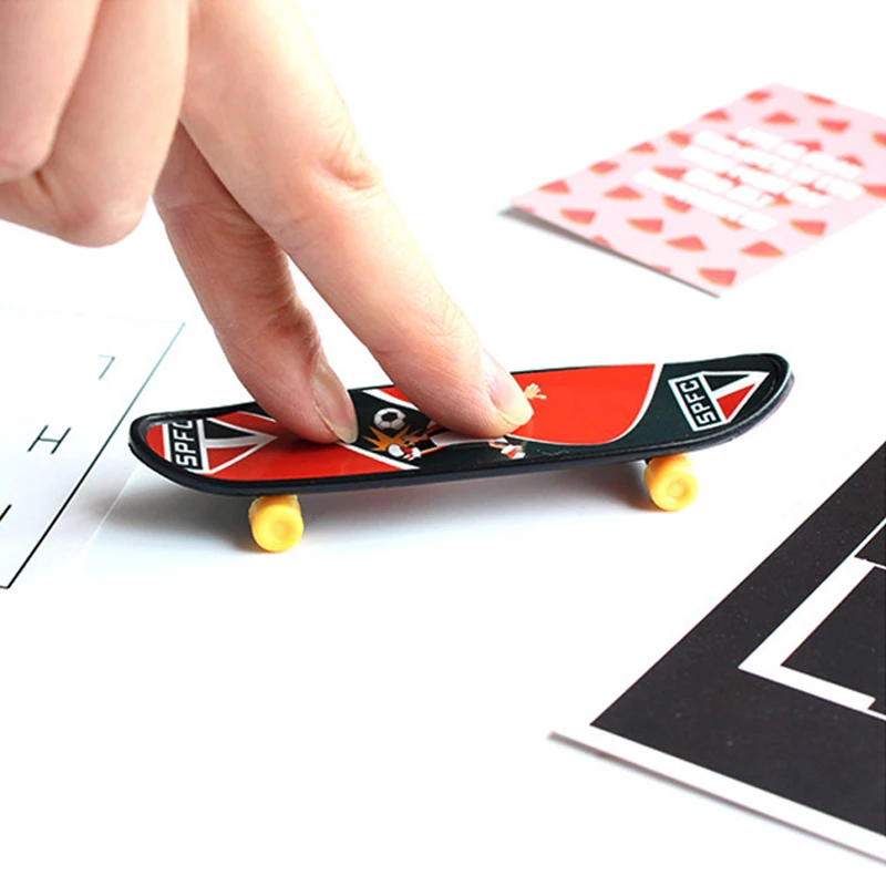 1pcs Mini Finger Skateboard Emerging Children's Toy Creative Fingertip Sports Finger Scooter Skate Boarding Game Boys Desk Toys