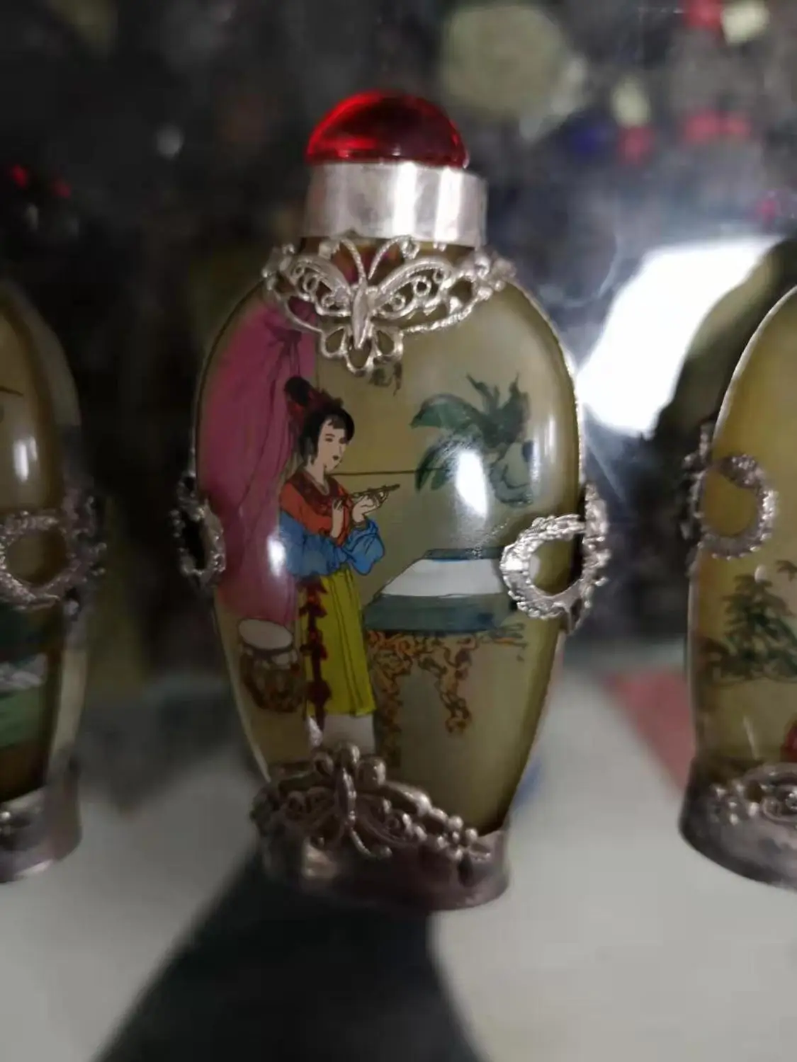 Изысканная стеклянная бутылка с древней китайской росписью