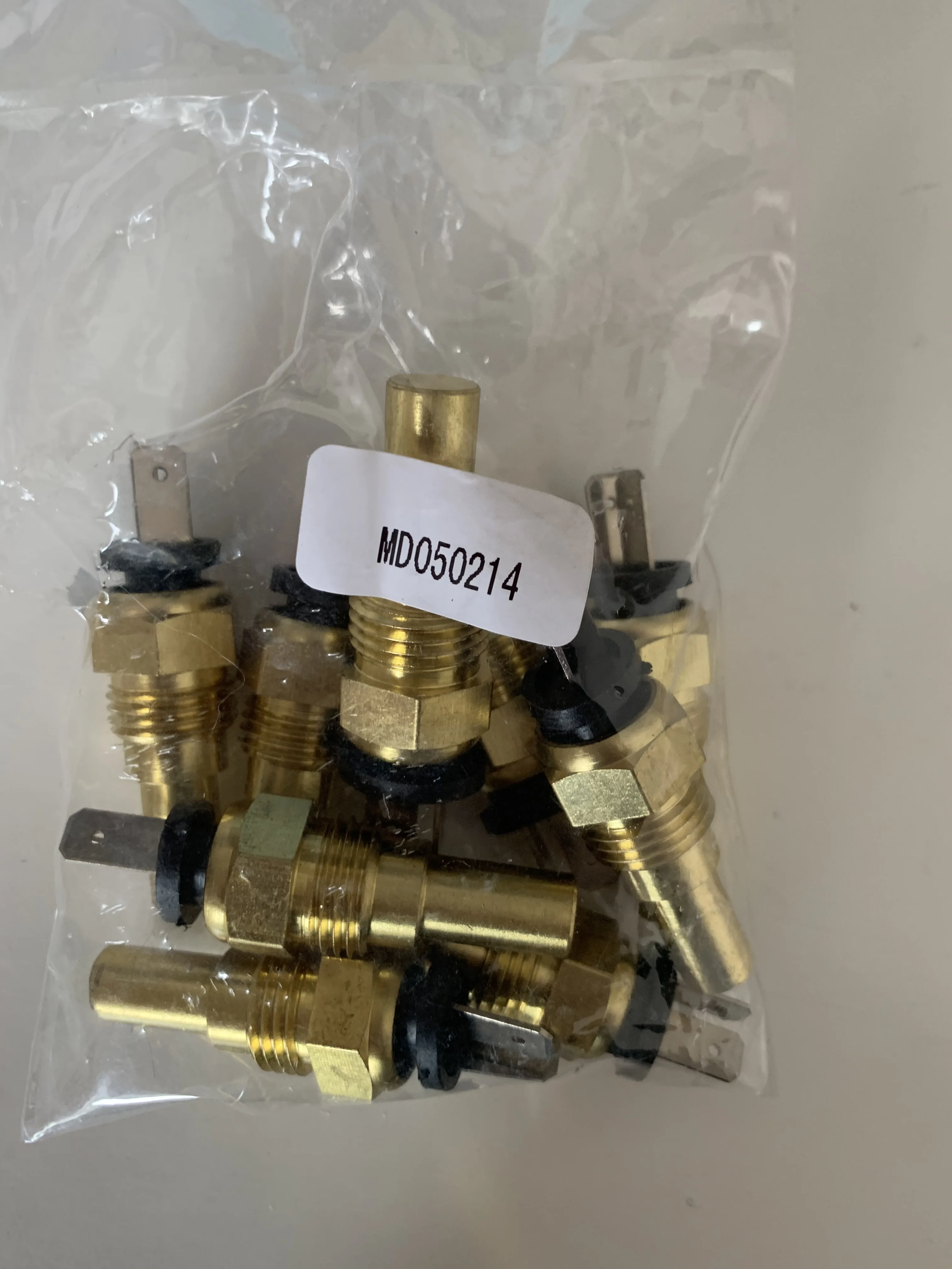 Новый бренд датчик температуры воды для MITSUBISHI COLT/RODEO PAJERO/SHOGUN I Open OEM # MD050214 |