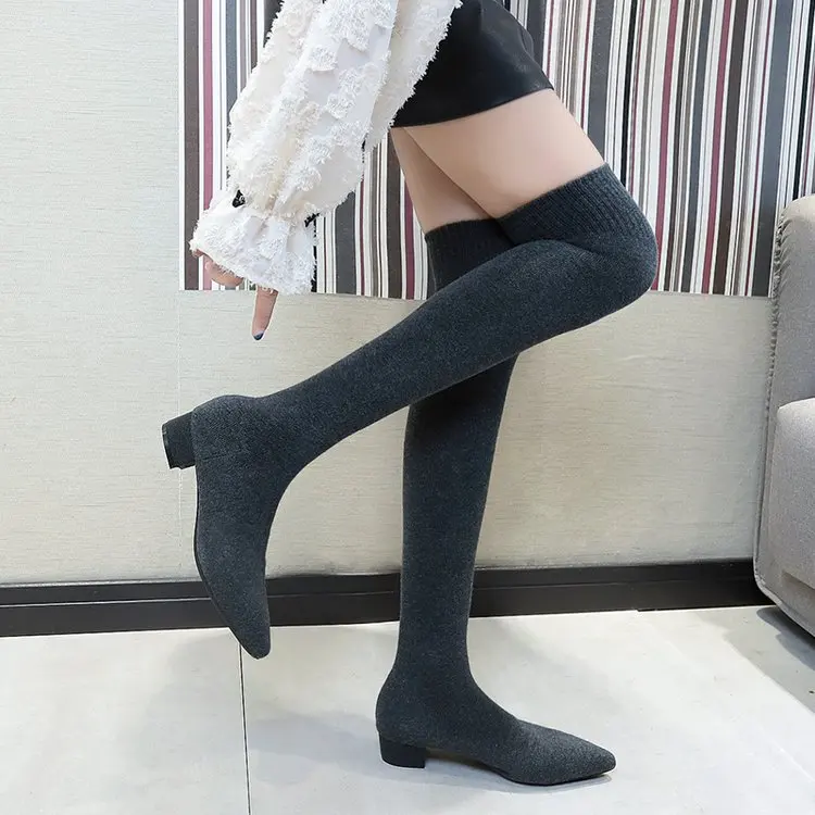 Сапоги-чулки выше колена из трикотажной ткани; цвет черный, серый; женская зимняя обувь; коллекция года; женские сапоги с острым носком на тонком толстом низком каблуке