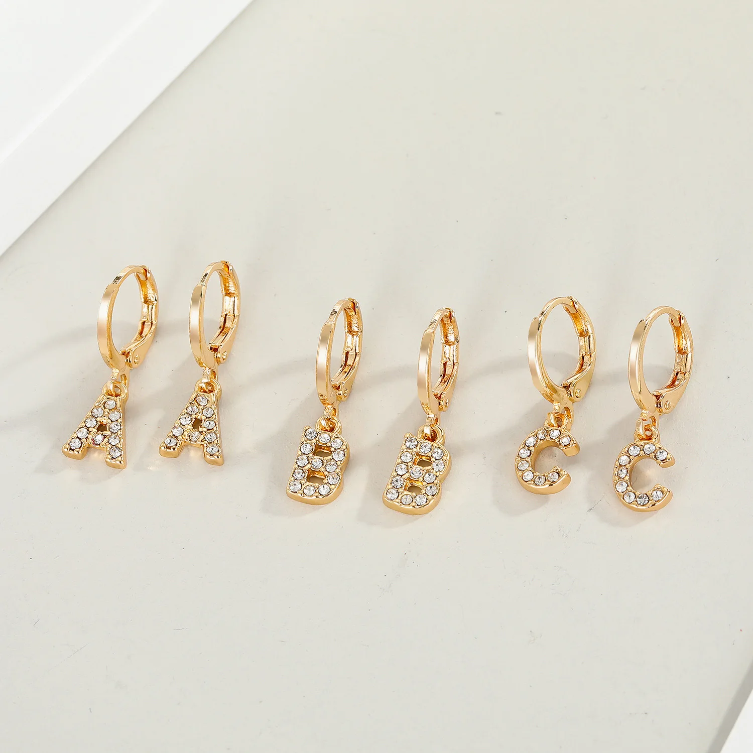 Серьги-кольца WTLTC в стиле бохо золотого цвета с маленькими буквами одно начальное