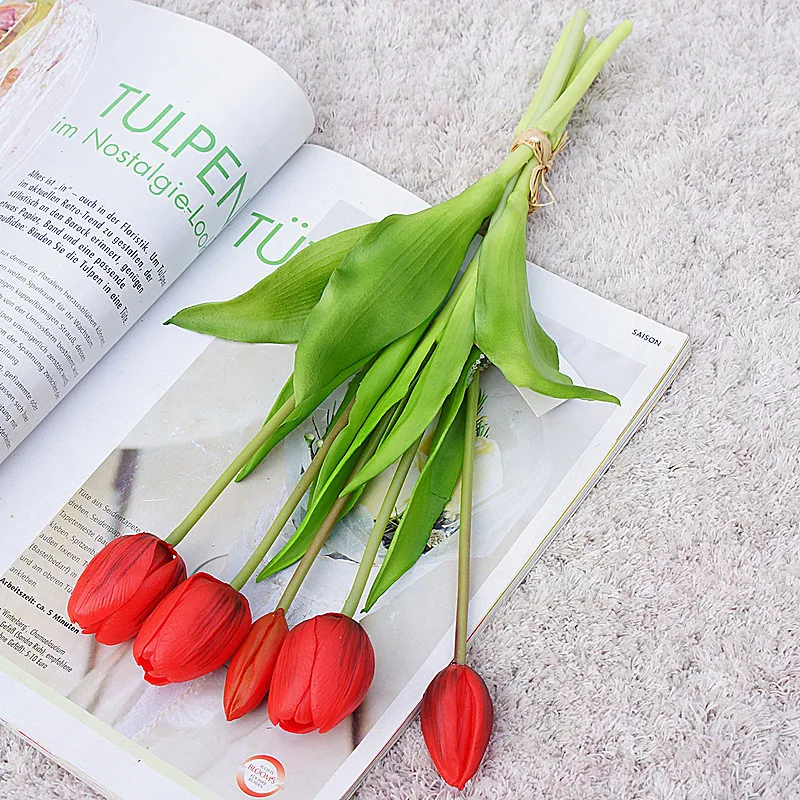 Пучок тюльпанов. Фото 5 тюльпанов в пучке на столе. Artificial Tulip Flower Silicone. Резиновый пучок тюльпанов