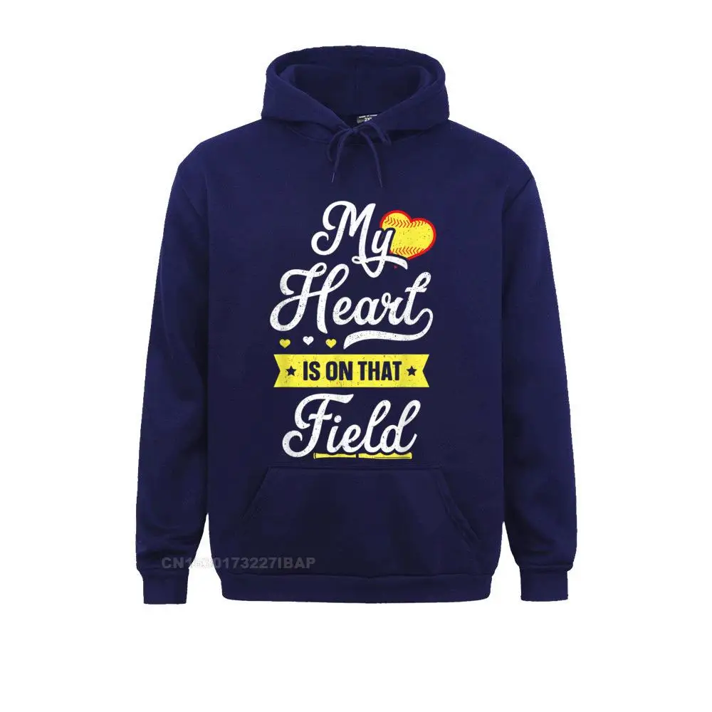 thumbnail image 1 of Camiseta con el mensaje "Mi corazón está en ese campo", regalo para mamá, sudaderas con capucha divertidas de softbol, sudaderas de manga larga para estudiantes, sudaderas geniales, 1 of 5