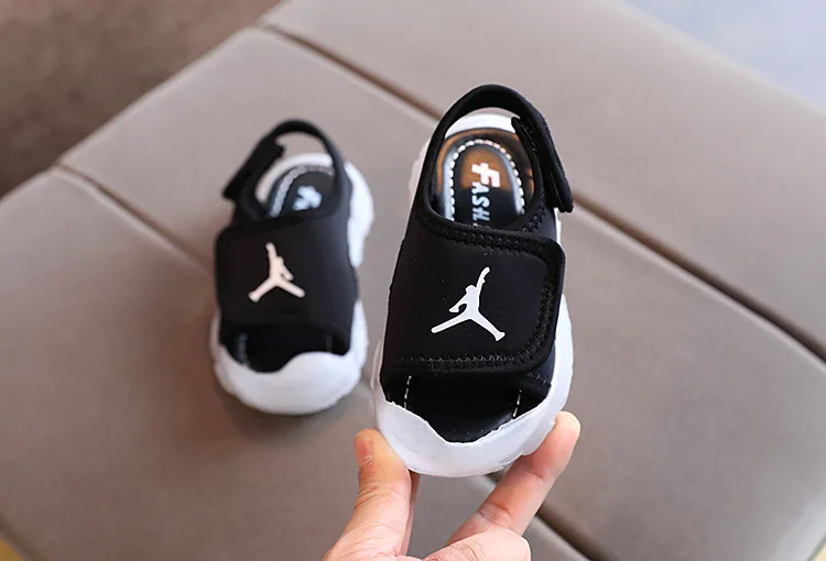 LED босоножки Girls Sandals 2021 New Summer Boys Beach Shoes Children Baby Cruella Non-slip Popular Breathable and Refreshing