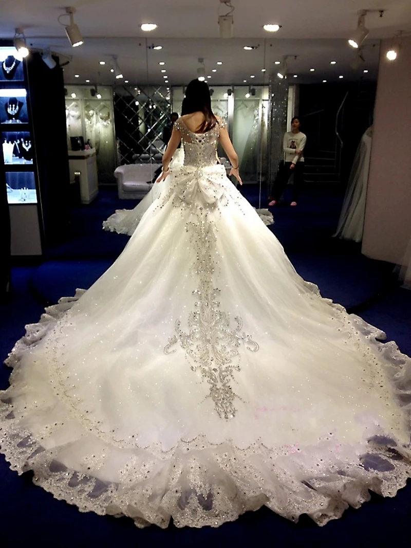 

Luxurious Crystal Wedding Dresses 2020 Cap Sleeves Beaded Puffy Bridal Gowns Bow Back Lace Wedding Gowns Robe De Mariee
