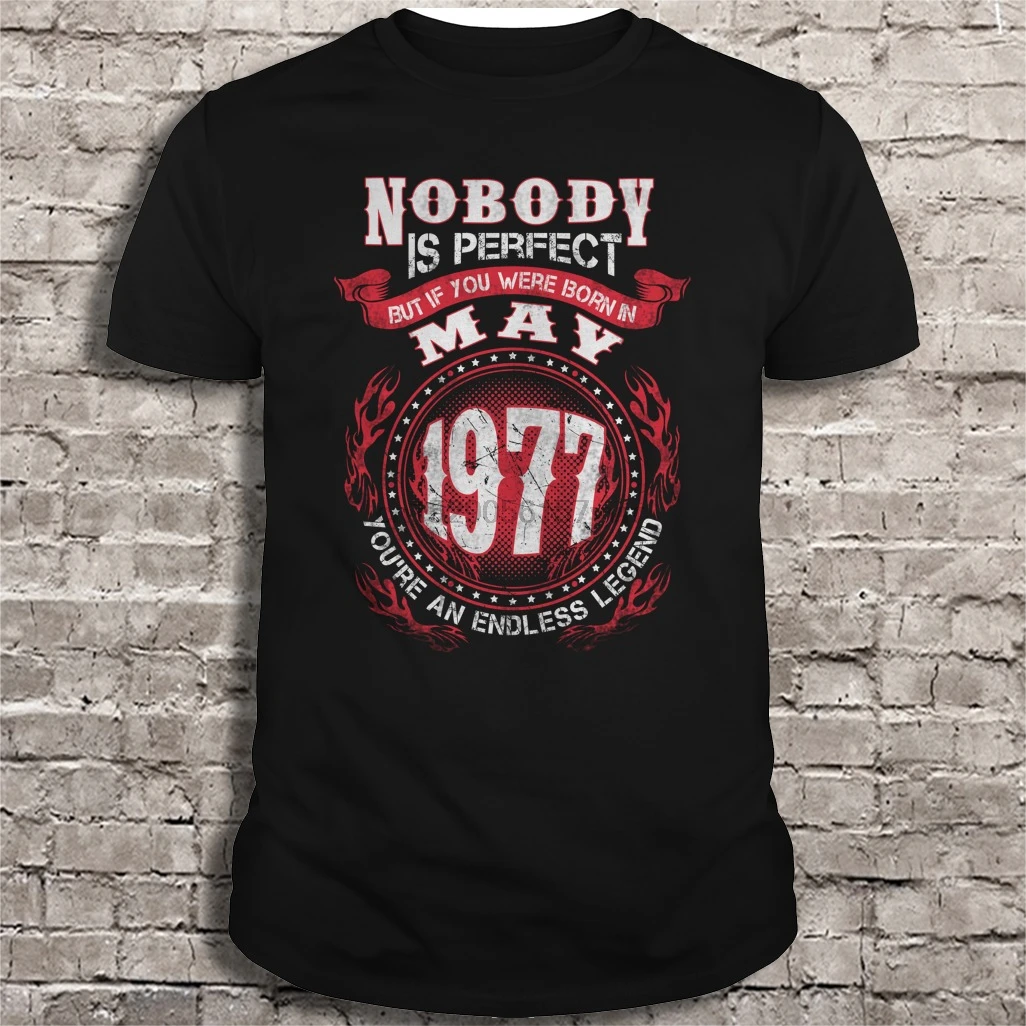 Мужская футболка Nobody is perfect но если вы родились в мая 1977 года женская с