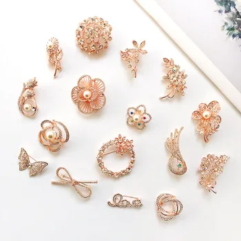 

Small Size Classic Round Design Rhinestone Simulated Pearl Flower Five-Pointed Star Brooches for Women Pin Jewelry Accessories