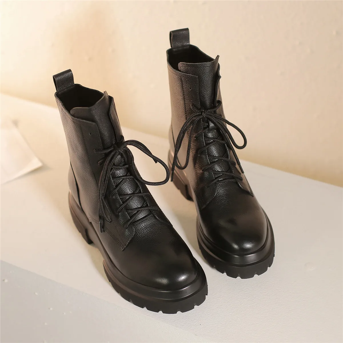 Женские ботильоны из натуральной кожи на плоской платформе со шнуровкой ботинки в стиле панк для отдыха короткие осенние мотоботы размер 42