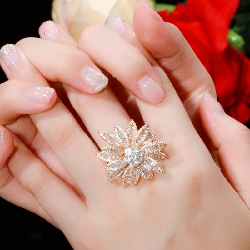 Pera Dazzling Full Paved CZ Stone 3D Geometric Flower Shape Gold Big Wedding Engagement Party Rings for Brides Jewelry Gift R118