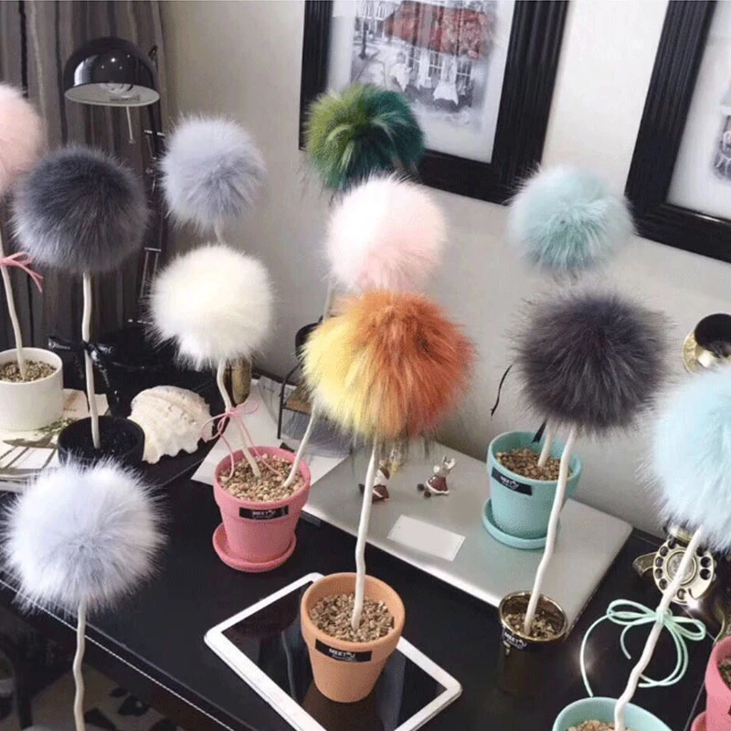 Искусственный меховой помпон 10 см с кнопкой из искусственного меха енота