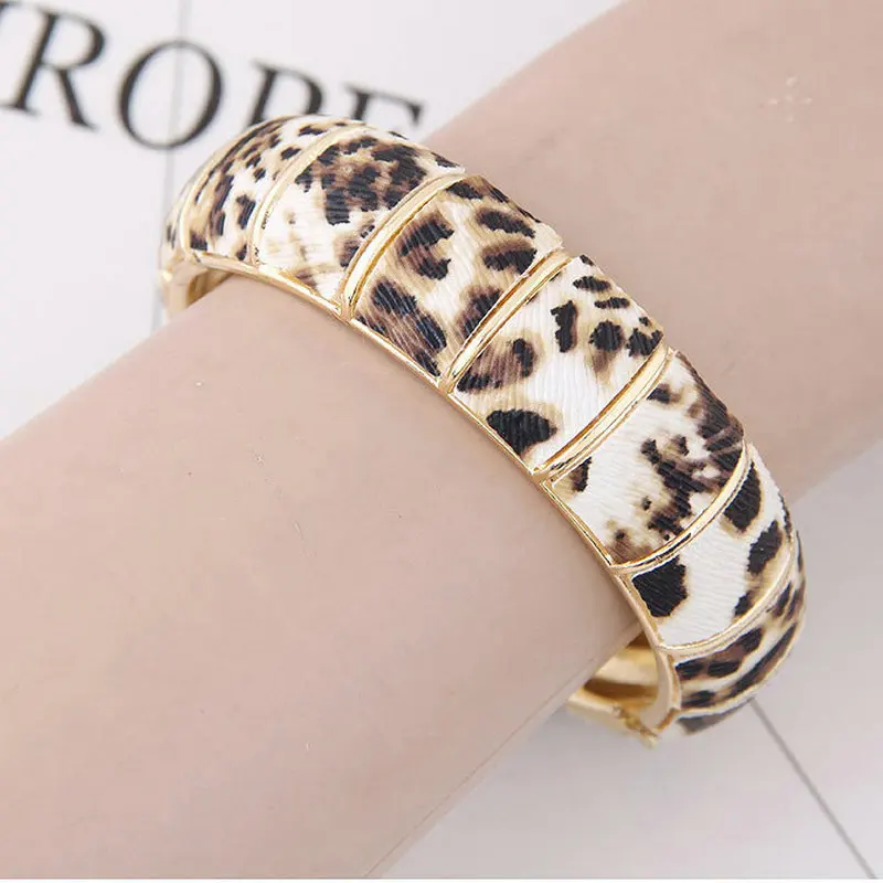 

New Fashion Exaggerated Retro Gold Opening Alloy Bangle Elegant Temperament Inlaya Leopard Leather Bracelet Women Jewelry Bijoux