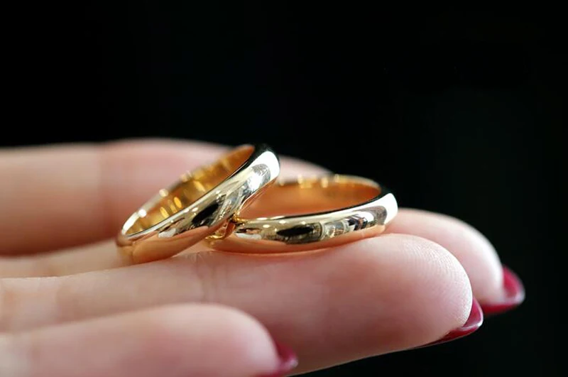 Wedding Rings Gold Rings Gold Plated Rings Golden Ring Never Fade Unisex Simple Promise Ring Fashion Jewelry Yellow Gold Color Stainless Steel Rings for Women Men Wedding Accessories