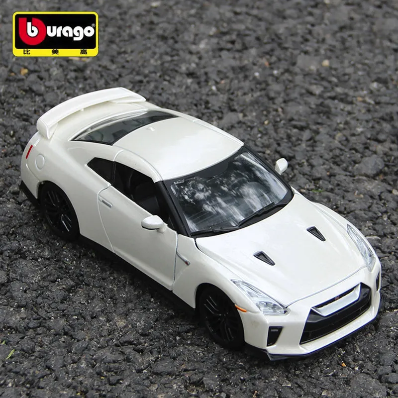 Bburago 1:24 Nissan GTR модель автомобиля литье под давлением модель автомобиля сплав модель автомобиля Моделирование Украшение автомобиля коллекция Подарочная игрушка - Цвет: white