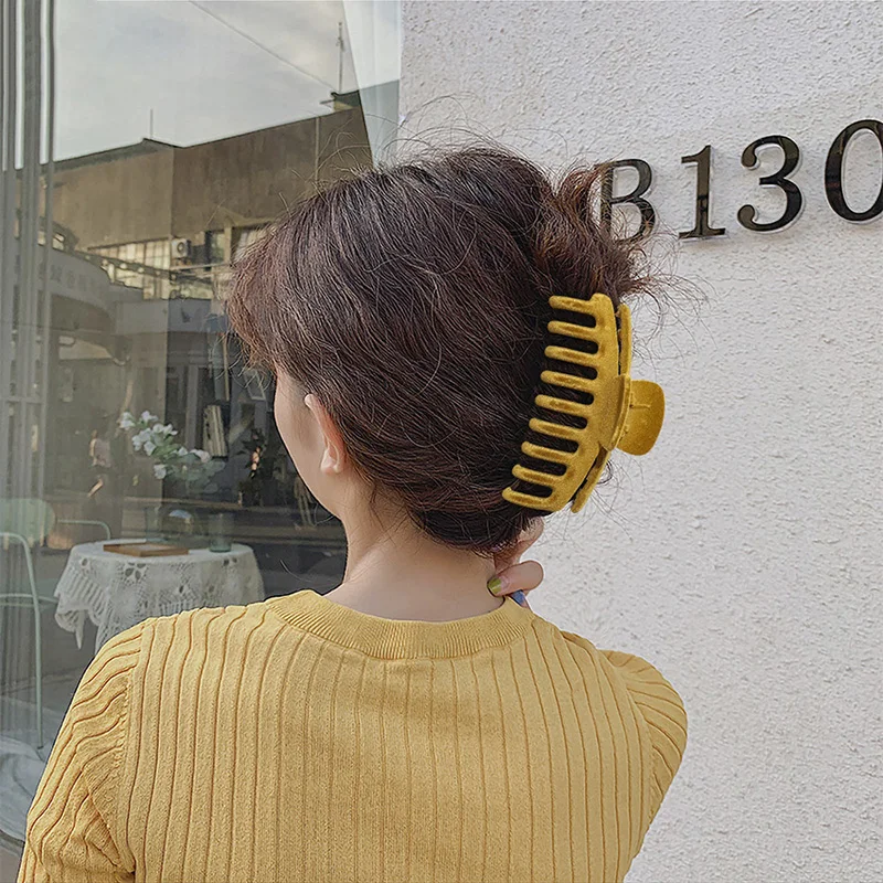 

2021 New Korean Retro Hair Claws Clamp Hollow Geometric Solid Color Ponytail Hair Grab Clips for Women Winter Hair Accessories
