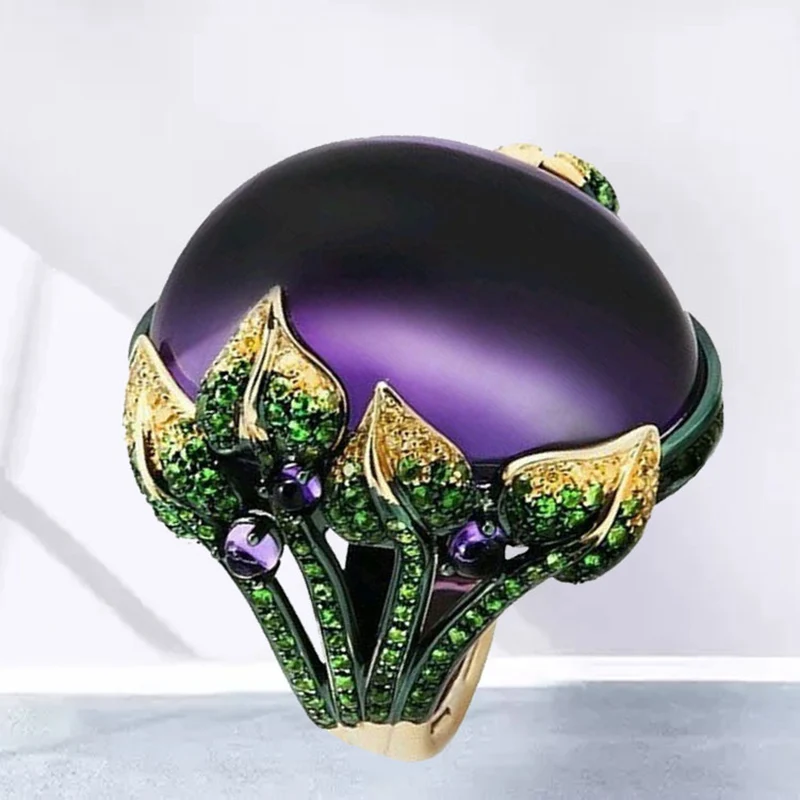 Кольцо обручальное женское роскошное круглое с фиолетовым опалом золотыми