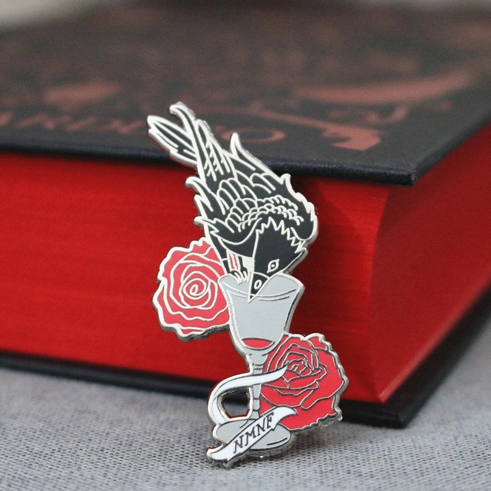 Funny Crow Drinks Wine Hard Smalto Pin Kawaii Cartoon Animal Black Birds Spilla Gothic Red Rose Flower Plant Badge Jewelry