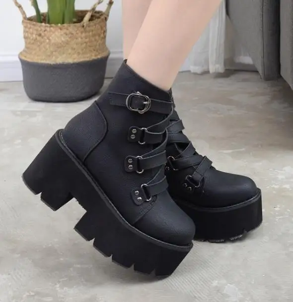 Женские ботинки на высоком каблуке со шнуровкой; дизайнерские ботинки на не сужающемся книзу массивном каблуке; женские ботильоны на платформе; Черные ботильоны в готическом стиле; обувь в стиле панк