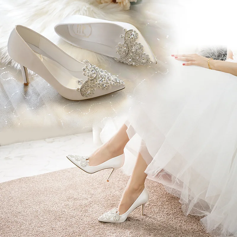 Белые туфли на высоком каблуке с острым носком; стразы; атласная Женская обувь; модельные туфли для торжеств; свадебные туфли для подружки невесты
