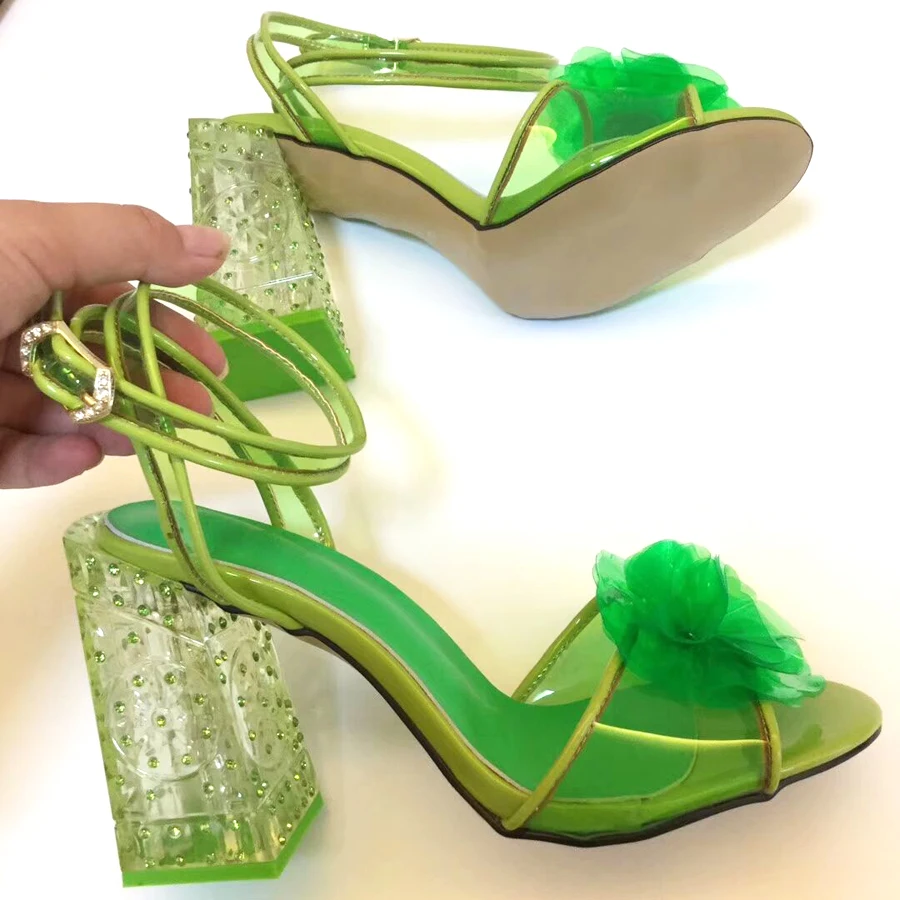 Новейшая модель; прозрачнын Хрустальные Босоножки Для женщин ясно не сужающийся к низу розового и зеленого цветов Высокий каблук Женская обувь цветок ПВХ; женские летние туфли для вечеринки