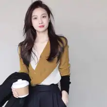 

2022 Spring And Autumn New Female Diagonal Buckle V-Neck Color Matching Fashionable Knitted Fake Cardigan Fashionable Slim Top