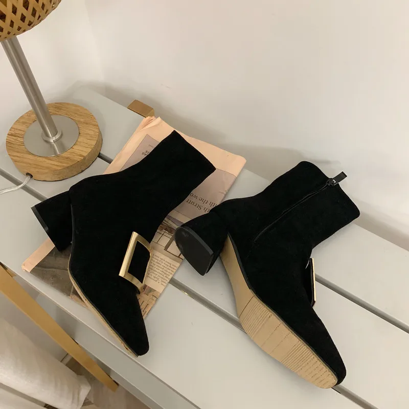 MIULAMIULA/ г. Брендовые дизайнерские зимние модные черные Роскошная металлическая пряжка, декорированные замшевые короткие Ботинки martin женская обувь на молнии