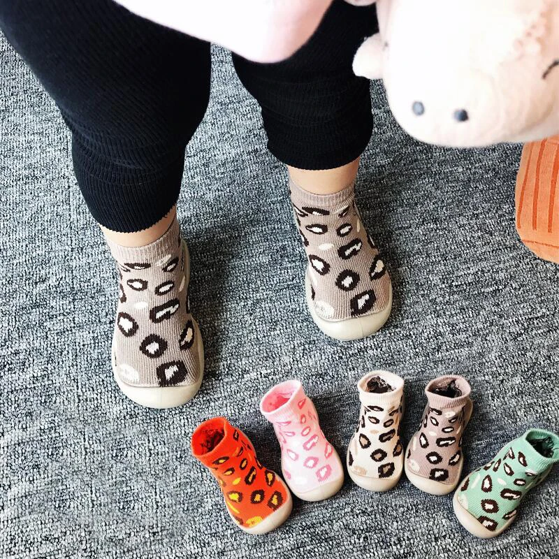 Новые носки-тапочки для малышей, детские мягкие носки с резиновой подошвой, леопардовые носки-тапочки для малышей