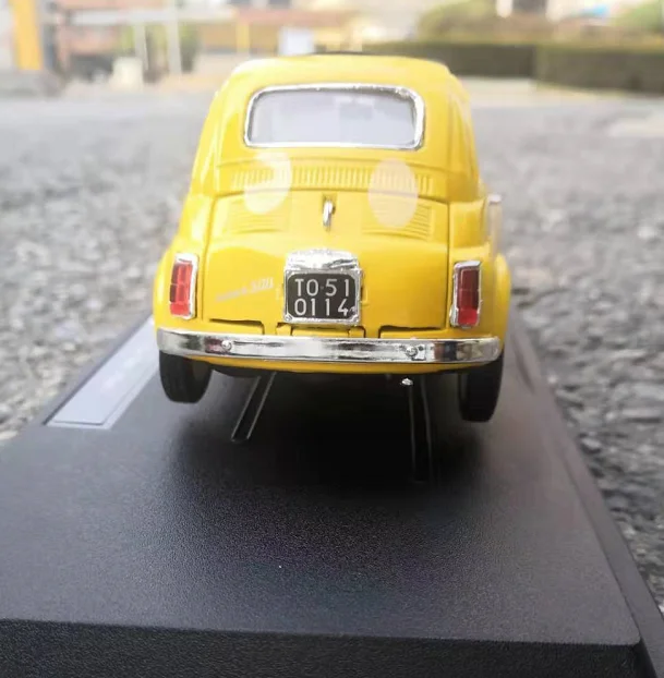 Модель автомобиля Burago 1/24 Fiat 500 F(1965) подарок на день Святого Валентина| |