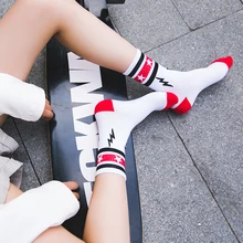 Женские носки женские осенние и зимние новые футбольные носки звезда молния носки с буквами персональные хлопковые носки студенческие спортивные носки леди