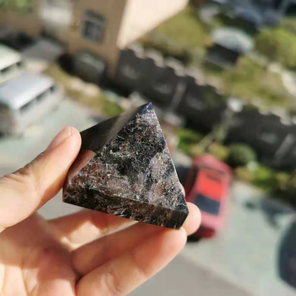 45 мм натуральный гранат с astrophyllite Кристалл минеральный фильтр для очистки воды исцеляющая Пирамида оптом
