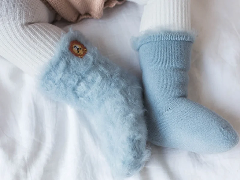 Носки из кораллового флиса для малышей; носки-тапочки с объемной вышивкой для новорожденных; зимние теплые толстые носки для маленьких мальчиков и девочек