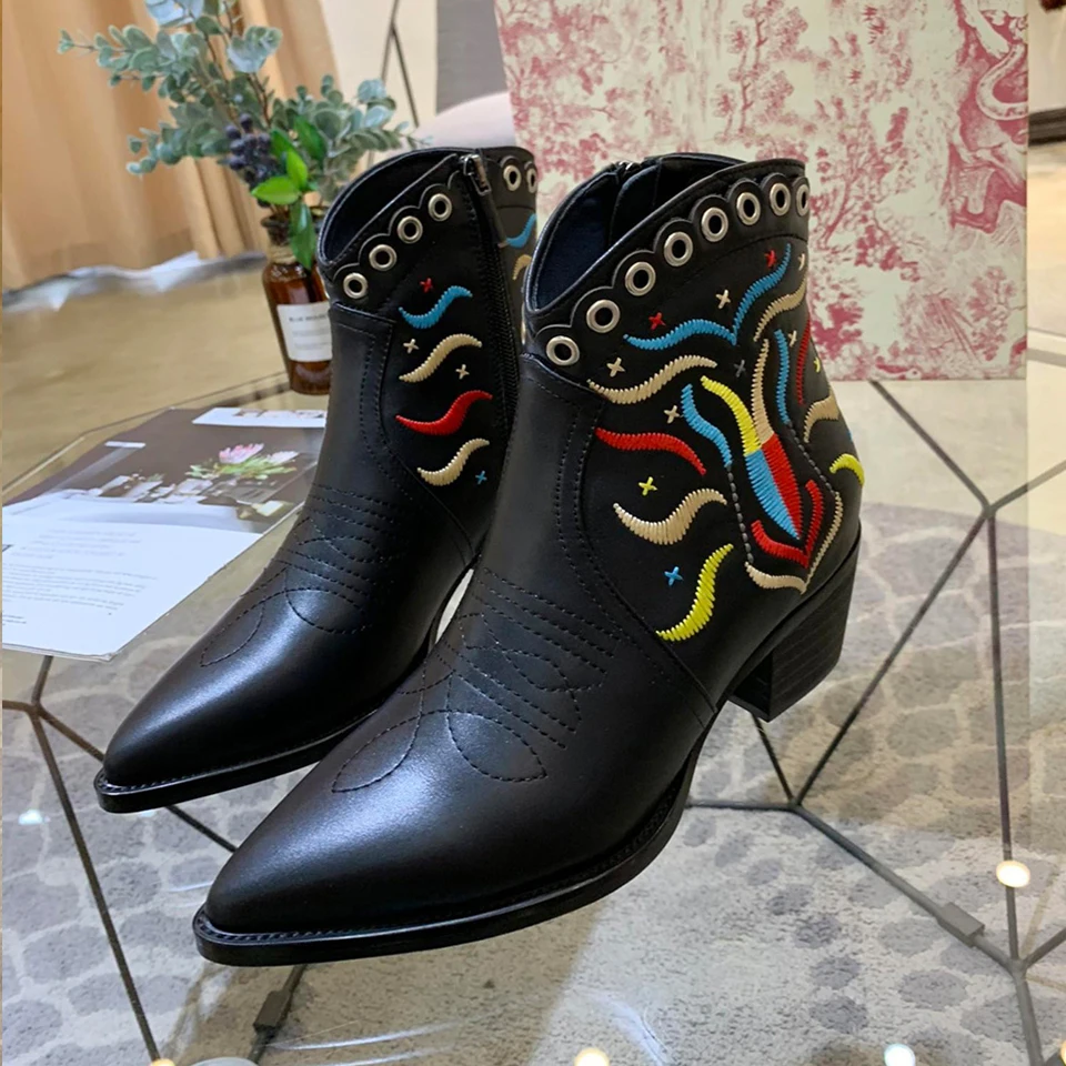 

BELLECOM Fall 2019 New Leather Embroidery Martin Boots Tip Leisure Boots Bare Boots
