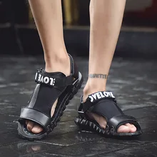 Ins/модные пляжные сандалии; Мужская Летняя обувь; коллекция года; мужские праздничные сандалии на плоской нескользящей подошве; мужские сандалии; Цвет Черный; A1168