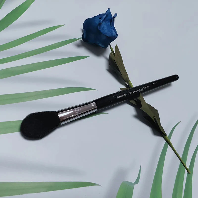 

1pcs High-value Fame Highlighting Brush Magic Highlighter Comfortable and flexible Multi-function beauty Tool