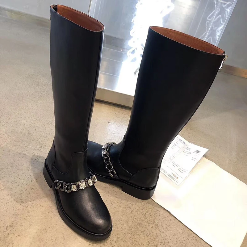Зимние ботинки с высоким голенищем; женские Ботинки martin с круглым носком, украшенные металлическими цепочками и кристаллами; рыцарские ботинки на не сужающемся книзу массивном каблуке; женские ботильоны