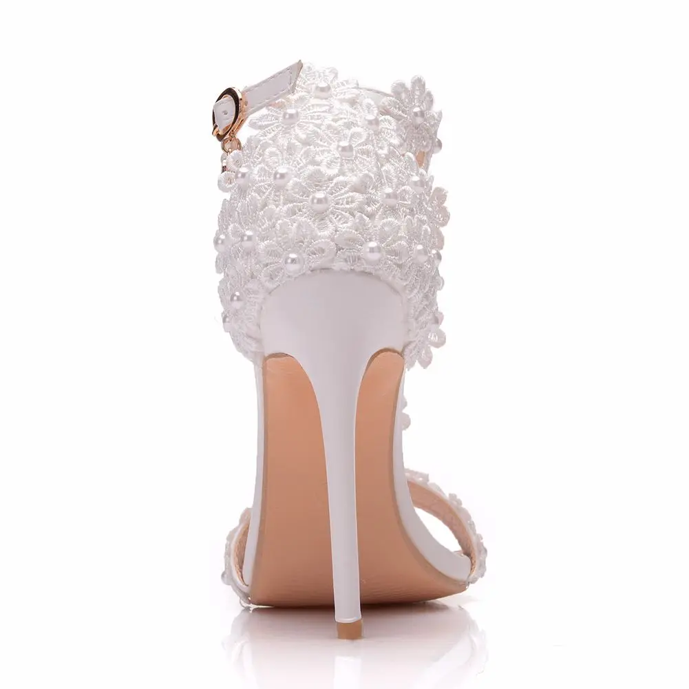 Женские босоножки с ремешками на лодыжках, украшенные кристаллами; белые кружевные свадебные туфли на очень высоком тонком каблуке с цветами и жемчужинами и кисточками