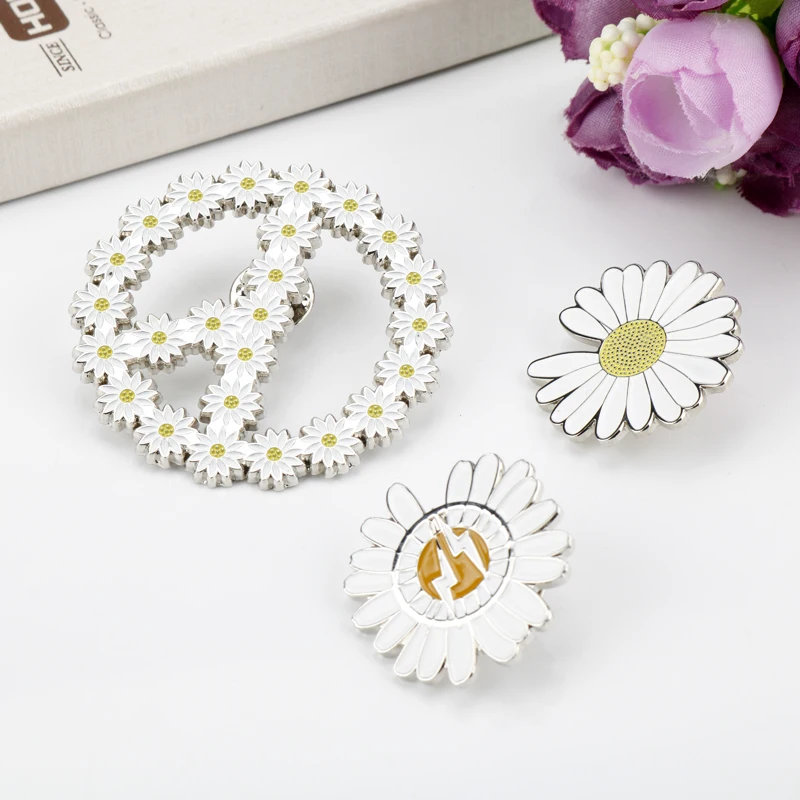 

Fashion Rhinestone GD Brooch Lightning Daisy Flower Button Pins Denim Jacket Clothes Lapel Pins For Woman Jewelry Gifts