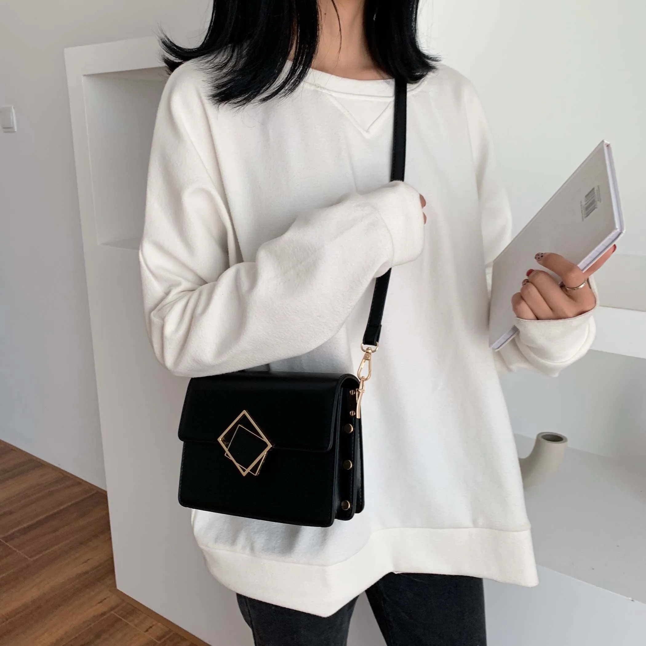 Kopen Effen Kleur PU Lederen Kleine Crossbody Tassen Voor Vrouwen 2019 Schouder Tas Dame Designer Lock Handtassen en Portemonnees
