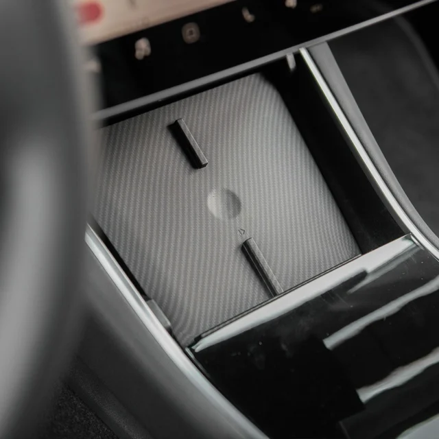 Черное Беспроводное зарядное устройство из углеродного волокна для Tesla Model 3 с двумя usb-портами