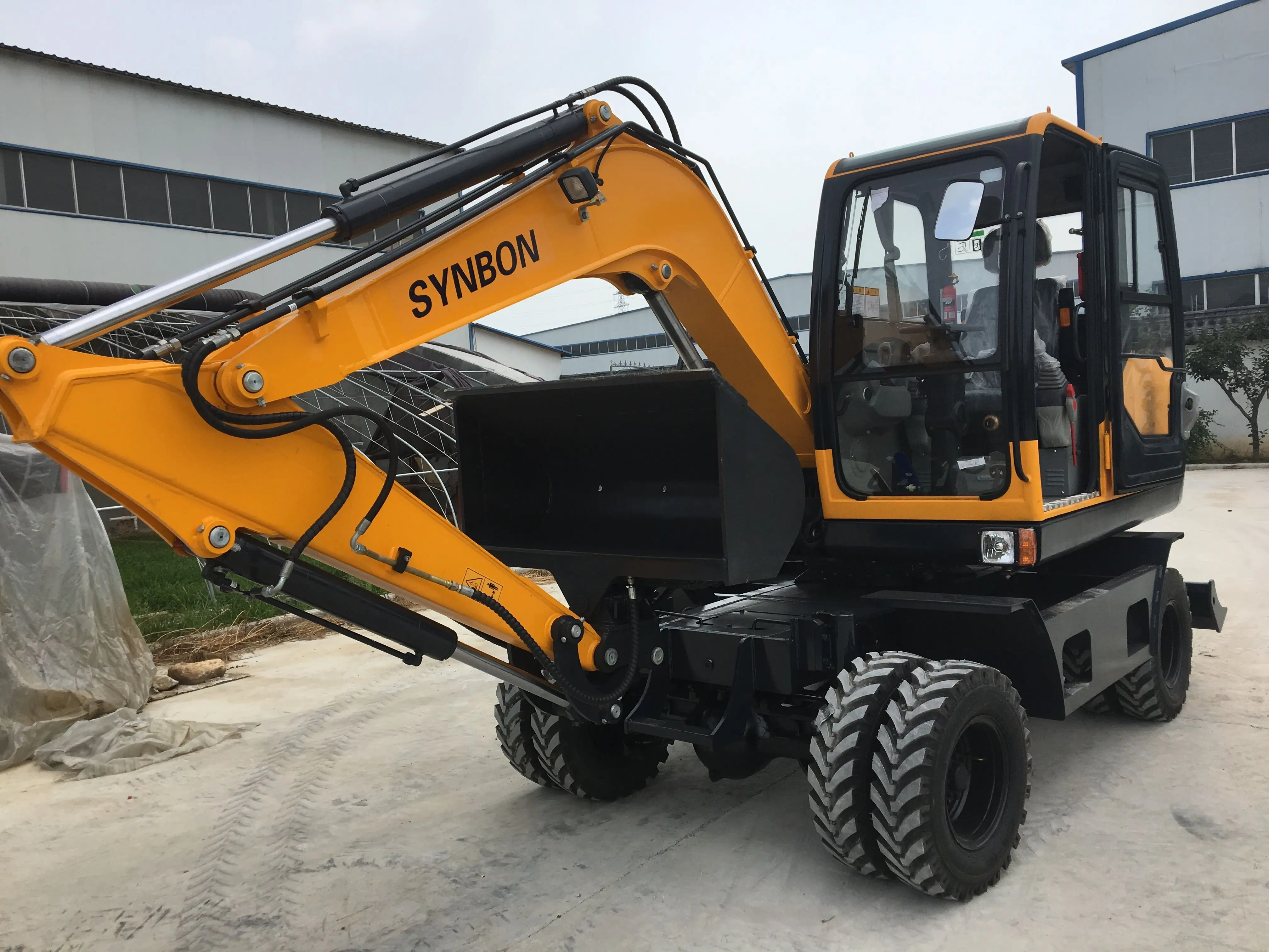 SYNBON New Wheeled excavator for road breaking Rubber wheel excavator
