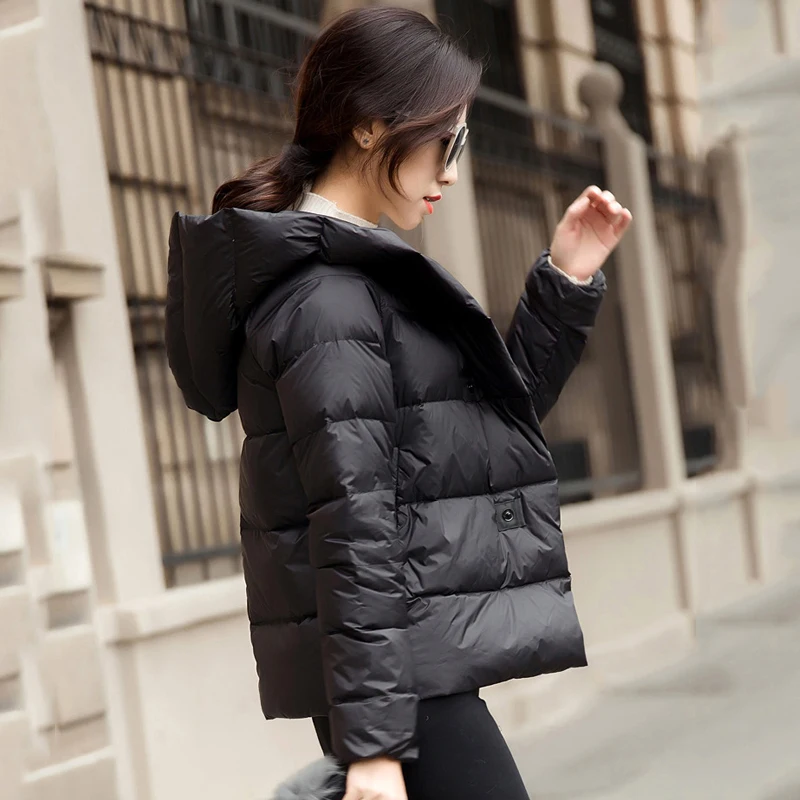 Ly Varey Lin/зимняя короткая куртка-пуховик для женщин, ультра легкая парка с капюшоном на 90% белом утином пуху, Женская Повседневная Верхняя одежда на пуговицах
