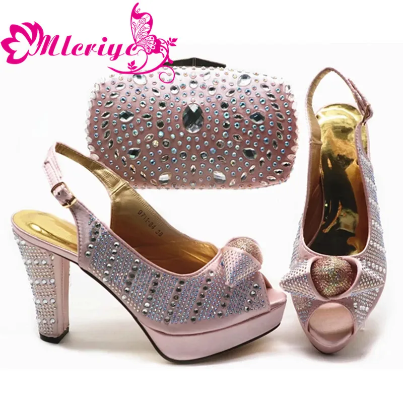 Элегантная женская обувь розового цвета; комплект из туфель и сумочки в африканском стиле для свадьбы на высоком каблуке со стразами