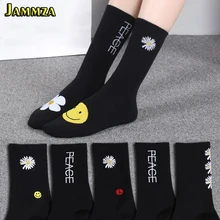 Модные Хлопковые женские носки с принтом, корейские брендовые носки с вышитыми ромашками и цветами, носки для скейтборда с черными буквами мира и смайликами, популярные носки