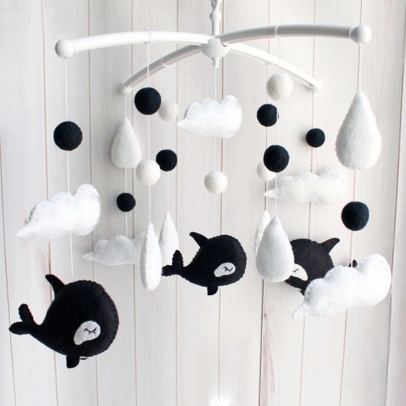 Мобиль из фетра черно белый. Мобиль с черно-белыми игрушками. Черно белые мобили для новорожденных. Черный мобиль. Черно белые мобили для новорожденных.