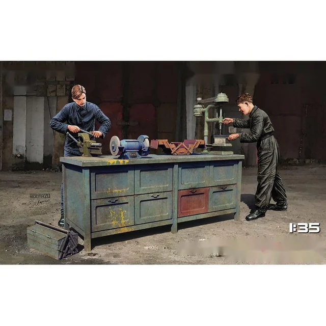 1/35 Scale Die-cast Resin Model Making And Maintenance Worker Scene Layout Model Unpainted (etching Not Included) 1