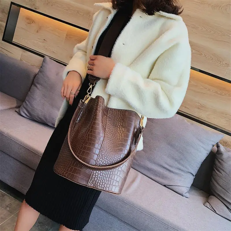 

Single Shoulder Messenger Pu Solid Color
