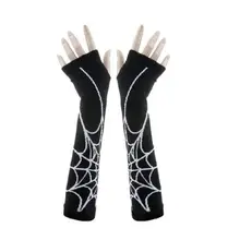 Пара вязаных перчаток без пальцев с изображением паутины