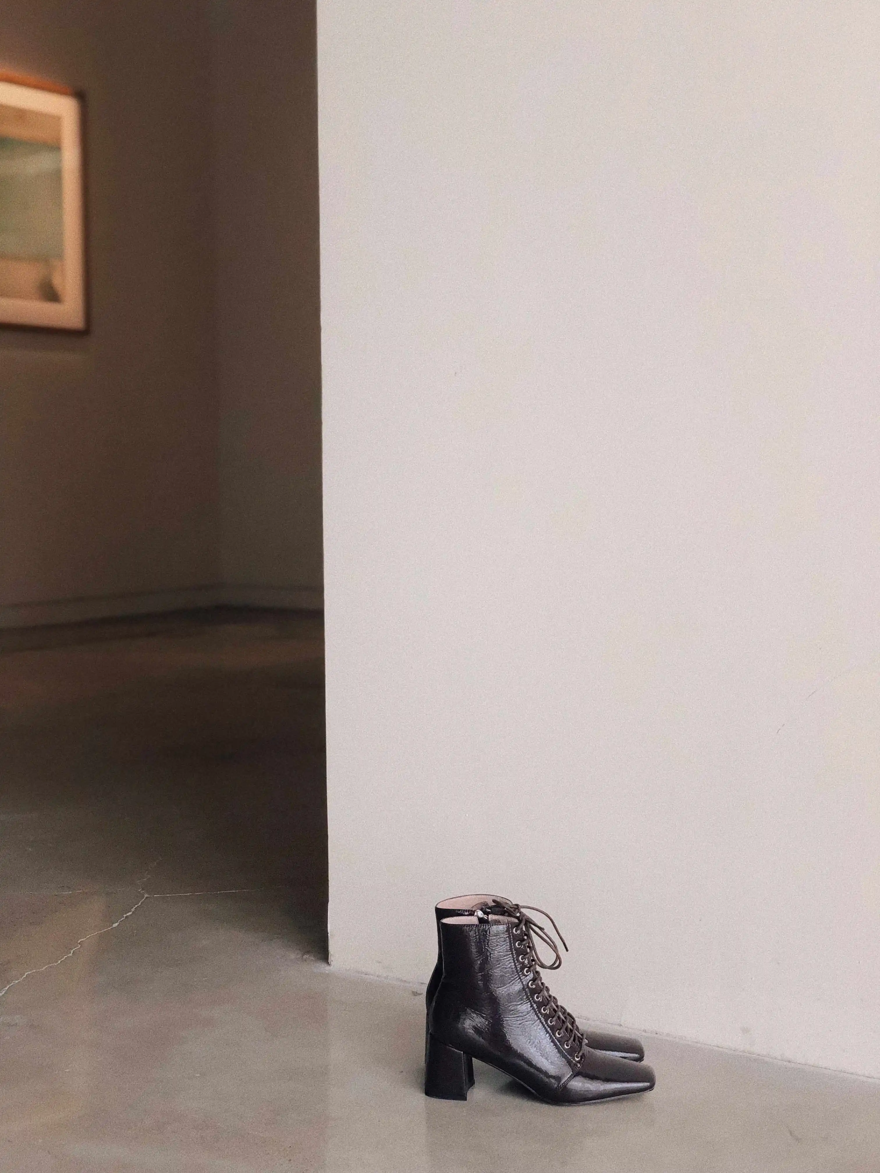 Krazing pot/байкерские ботинки из микрофибры с квадратным носком на высоком каблуке; модные брендовые зимние ботинки до середины икры на шнуровке с заклепками; L05